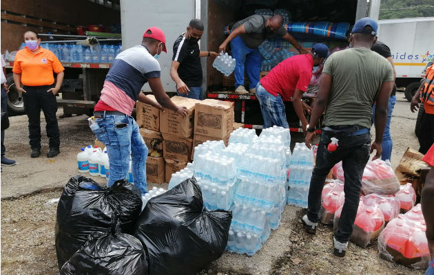 La ayuda a las familias incluyen colchonos y artículos de aseo personal. Foto: Diómedes Sánchez S.