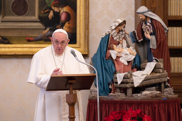 Las mujeres puedan leer la Palabra de Dios, ayudar en el altar durante las misas y distribuir la comunión. Foto:EFE