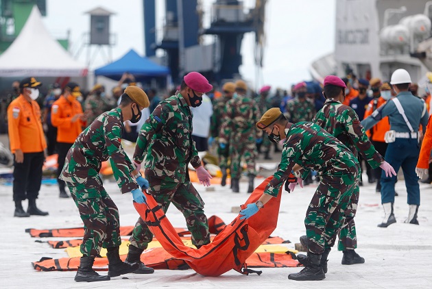 Equipos de rescate de Indonesia siguen recuperando los cuerpos que estaban en el avión. Foto: EFE