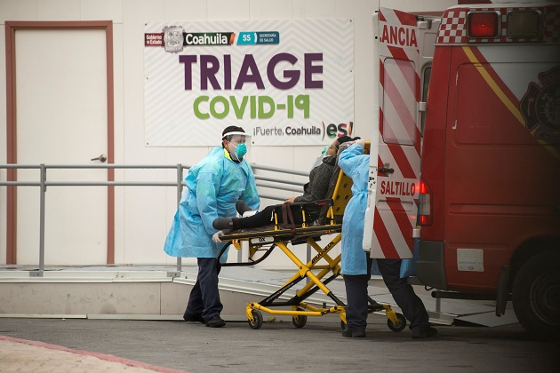 Empleados de la salud ingresan a una persona con síntomas de covid-19 en el Hospital General de Zona, en la ciudad de Saltillo, en México. Foto: EFE