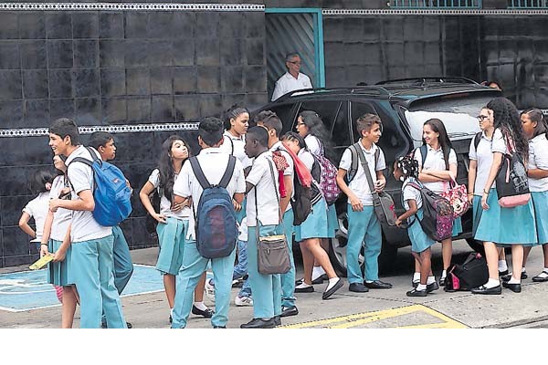 Algunos colegios están cobrando laboratorio de lenguas, dijo Lombardo.