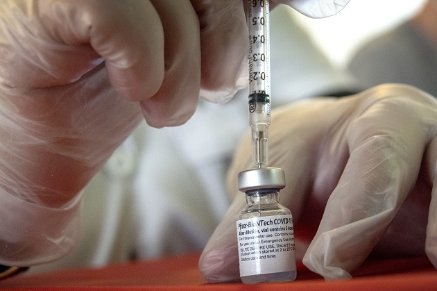 La vacuna de Pfizer/BioNTech se está aplicando en muchas partes del mundo. Foto: EFE