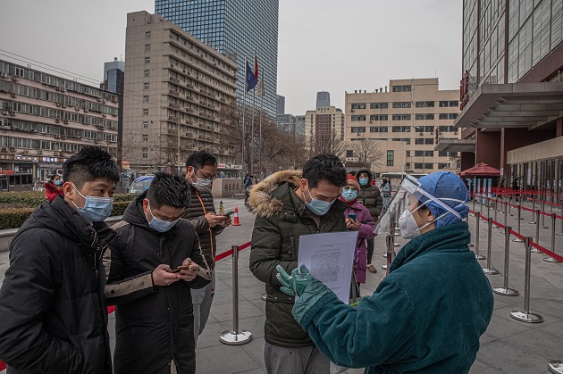 Personas llegan hoy al hospital en Beijing, China, para hacerse la prueba de la covid-19. Foto: EFE