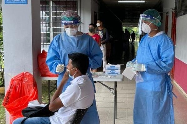 El Equipo de Respuesta Rápida se trasladó a la Facultad de Enfermería de la UP en Bocas del Toro para hacer hisopados.