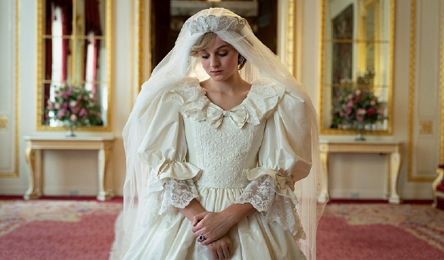 Princess Diana (Emma Corrin) en una escena de la serie. Foto: EFE / Des Willie / Netflix