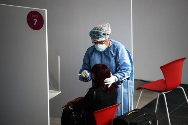 Personal sanitario realiza una prueba de coronavirus a una viajera en Buenos Aires (Argentina). EFE