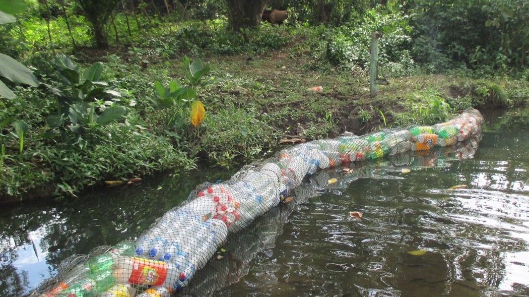 La instalación de la barrera acuática se hizo con apoyo del personal de Aseo y Ornato. Foto: Mayra Madrid