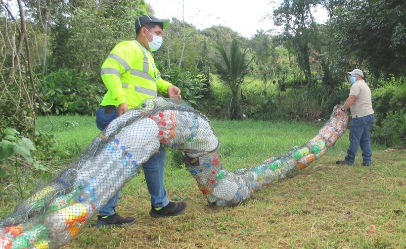 La instalación de la barrera acuática se hizo con apoyo del personal de Aseo y Ornato. Foto: Mayra Madrid