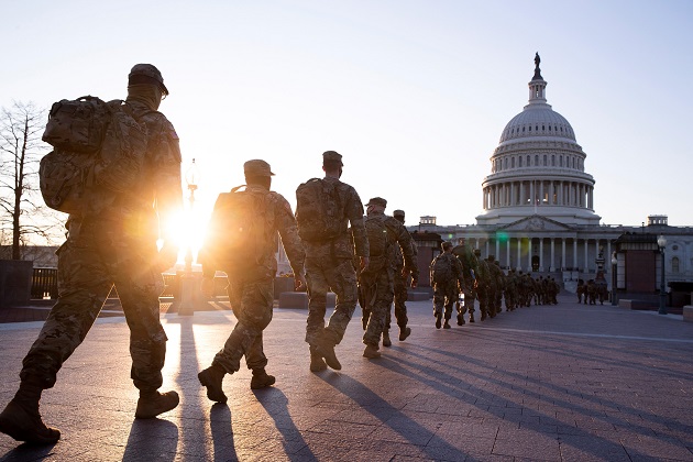 Miembros de la Guardia Nacional de Estados Unidos custodian los terrenos del Capitolio. Foto: EFE