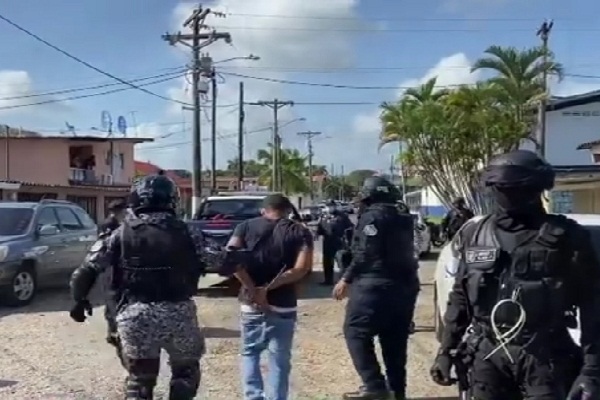 Entre los detenidos la Policía Nacional incautó un arma de fuego.