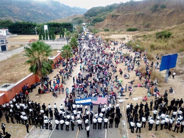 Policía guatemalteca dispersa caravana migrante.