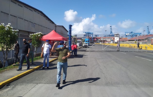 Los manifestantes señalan que tomaron la determinación de hacer una huelga de hambre la tarde del lunes, porque la empresa no les ha pagado las liquidaciones y prestaciones laborales, que por ley les corresponde.