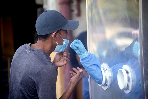 Personal de salud aplicó 13.584 pruebas nuevas de contagio en las últimas 24 horas. Foto: Víctor Arosemena