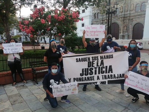 Jóvenes del partido Realizando Metas dijeron presente en la protesta. 