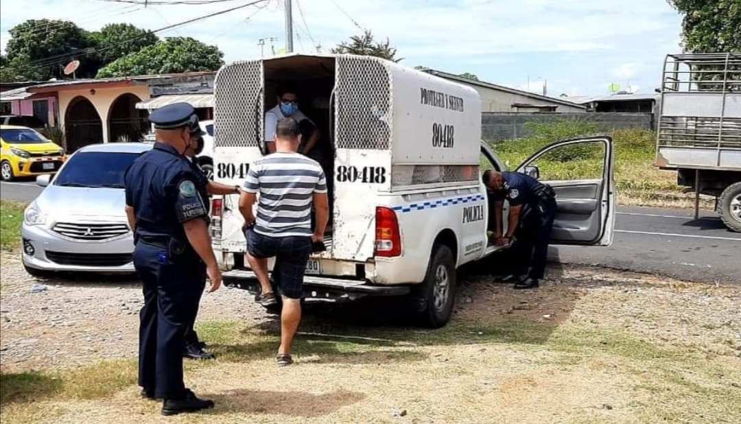 El pasado lunes se aprehendió a 36 hombres por salir en día no permitido. Foto: Thays Domínguez