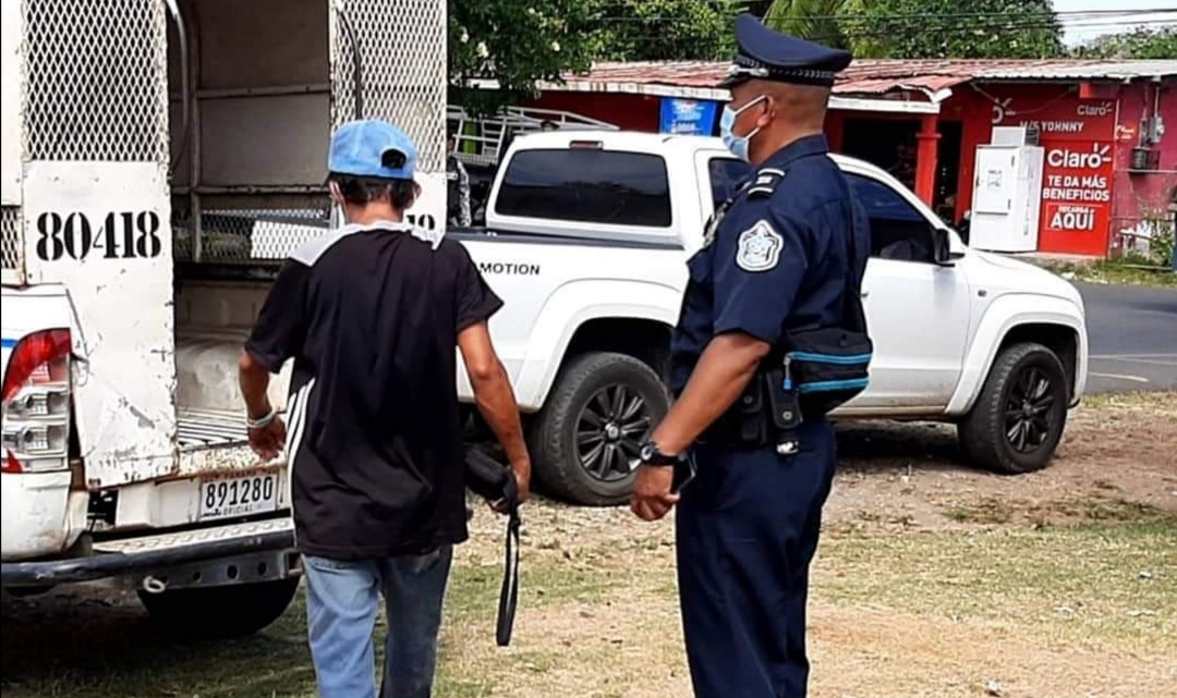 El pasado lunes se aprehendió a 36 hombres por salir en día no permitido. Foto: Thays Domínguez