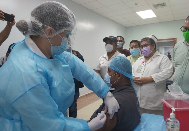 Leonardo Ábrego fue la primera persona que recibió la dosis de la vacuna en Bocas del Toro. Foto cortesía Minsa