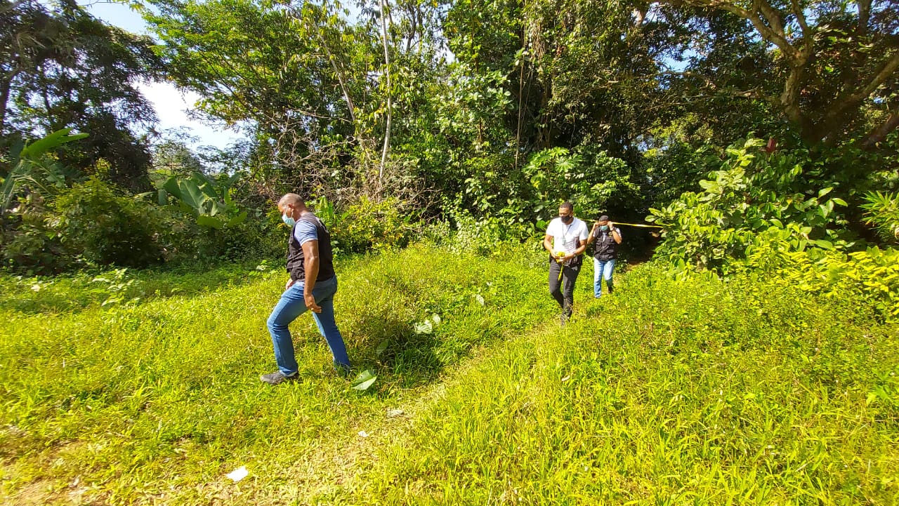 La Policía Nacional, con su equipo de investigadores, llegó al lugar donde se cometió el crimen. Foto: Diómedes Sánchez