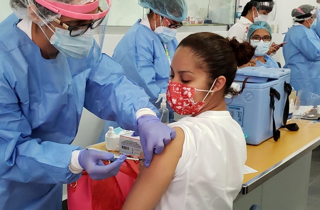 Personal de enfermería continuó hoy con la vacunación a personal médico que está en la primera línea contra la covid-19, en el hospital regional Dr. Rafael Hernández. Foto cortesía CSS