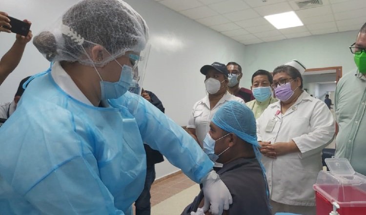 El trabajador manual Leonardo Ábrego, que labora en el Hospital Raúl Dávila Moreno, de Changuinola, fue el primer vacunado en Bocas del Toro.  Cortesía