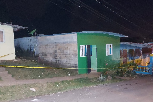 Funcionarios del Ministerio Público iniciaron la investigación del homicidio número 11 en la provincia de Colón en 23 días transcurridos del 2021. Foto: Diomedes Sánchez