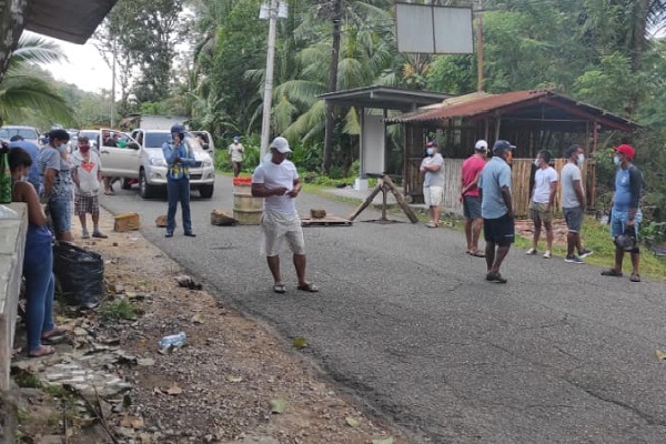 Los manifestantes solicitan a las autoridades municipales de Portobelo, una respuesta para que se les otorgue la oportunidad para ubicar sus negocios también en el área de playas. Foto: Diomedes Sánchez