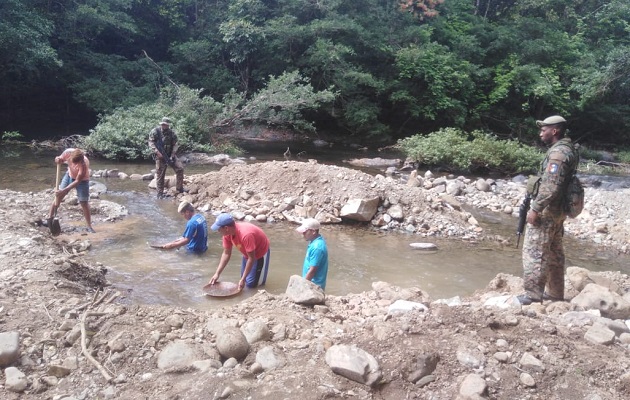 La extracción artesanal del oro contamina los ríos.