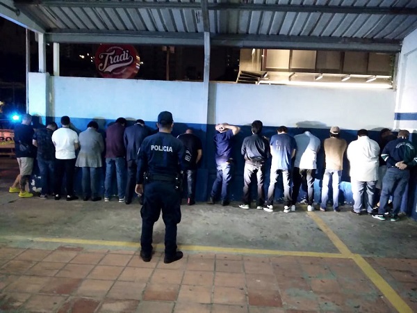 Los 16 hombres que fueron retenidos en el local comercial en Bella Vista fueron conducidos ante un juez de paz.