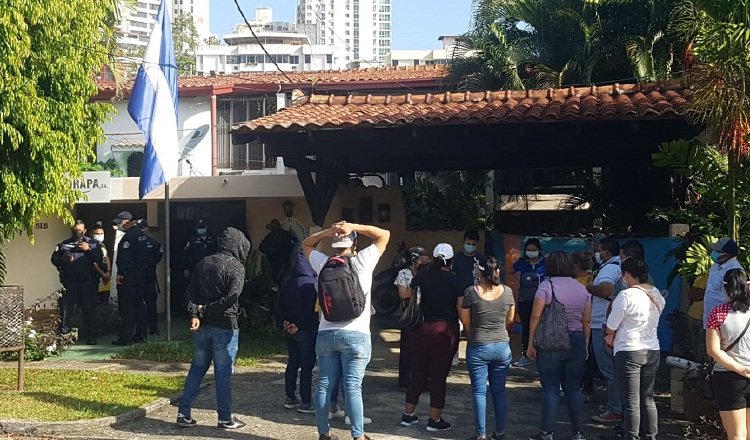 Un grupo de 40 manifestantes protestó ayer frente al Consulado de Nicaragua, pero fue dispersado por la Policía Nacional. Foto de Internet