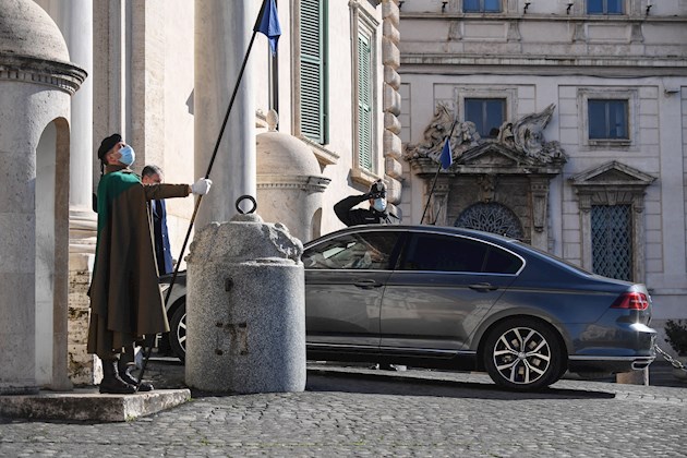 El primer ministro de Italia, Giuseppe Conte, renunció al cargo. Foto:EFE