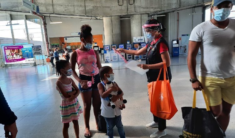 Se intensifica la campaña en el transporte público para que las personas usen mascarillas y caretas. Foto de cortesía