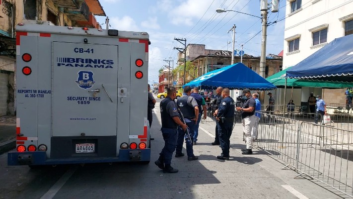 Un seguridad fue lesionado por los delincuentes y trasladado hacia el cuarto de urgencias de la Policlínica Juan Antonio Núñez, en medio de la confusión de las personas.