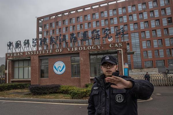 Un agente de seguridad impide tomar imágenes en el exterior del Instituto de Virología de Wuhan, China.