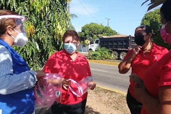 Para fortalecer las medidas de bioseguridad y evitar la propagación por la covid-19, el departamento de Promoción de la Salud de la región de Herrera entregó pantallas faciales a familiares de privados de libertad en la cárcel pública de Chitré.