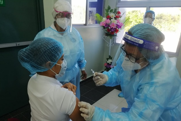 Parte del personal de salud en el hospital Dionisio Arrocha de Puerto Armuelles fue vacunado contra la covid-19 el pasado 24 de enero. Foto cortesía CSS