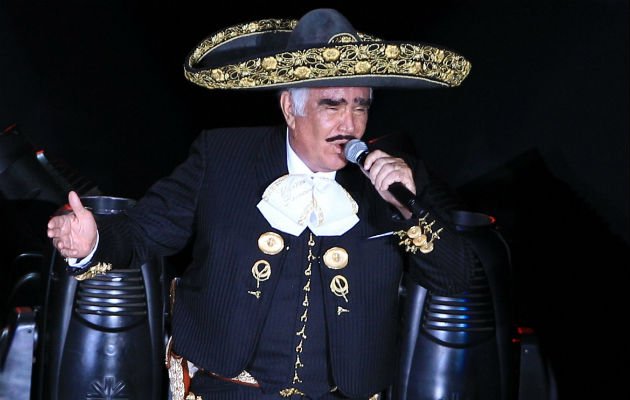 Vicente Fernández dijo que tocó el pecho de la mujer accidentalmente. Foto: Archivo