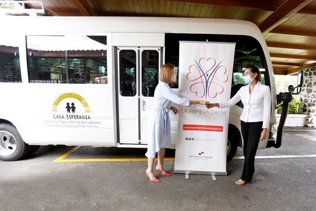 La Primera Dama de la República, Yazmín Colón de Cortizo (izq.), realizó la entrega formal de un autobús, como respuesta a la solicitud de Casa Esperanza.