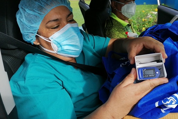 Los componentes de trazabilidad se basan en las visitas domiciliarias, entrega de medicamentos, bolsas de comidas y kits con oxímetros.