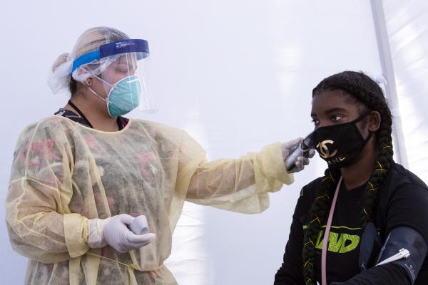  Por ahora los estudios epidemiológicos apuntan a que los niños desarrollan en general formas menos graves y a veces asintomáticas de covid-19 si lo contraen. Foto: EFE