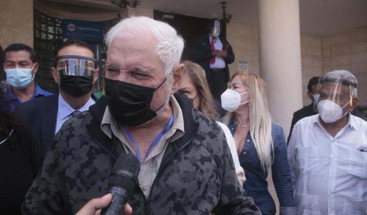 Ricardo Martinelli junto a un grupo de simpatizantes ayer en la Corte Suprema de Justicia.