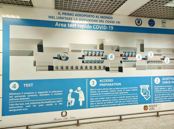 Instrucciones de seguridad anti covid en el aeropuerto internacional Leonardo Da Vinci, en Roma.