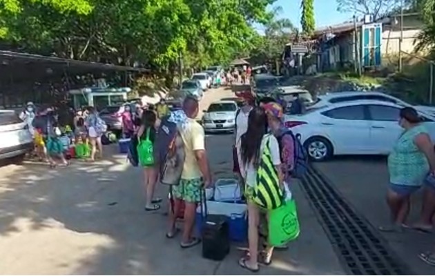 En el sector de Boca Chica algunas lanchas trasladaban a los bañistas a playas cercanas para disfrutar de este domingo.