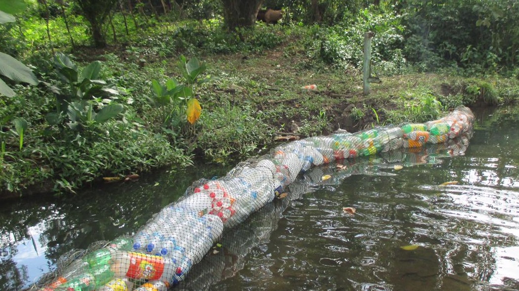 La instalación de la barrera acuática se hizo con apoyo del personal de Aseo y Ornato. Foto: Mayra Madrid La instalación de la barrera acuática se hizo con apoyo del personal de Aseo y Ornato. Foto: Mayra Madrid
