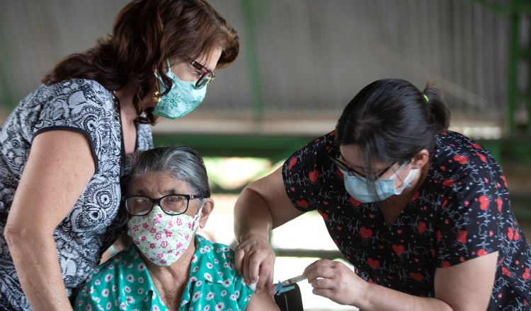 La Secretaría de Salud de Brasilia inició otra etapa de vacunación contra el covid-19, exclusiva para personas de 80 años o más.  Foto de EFE