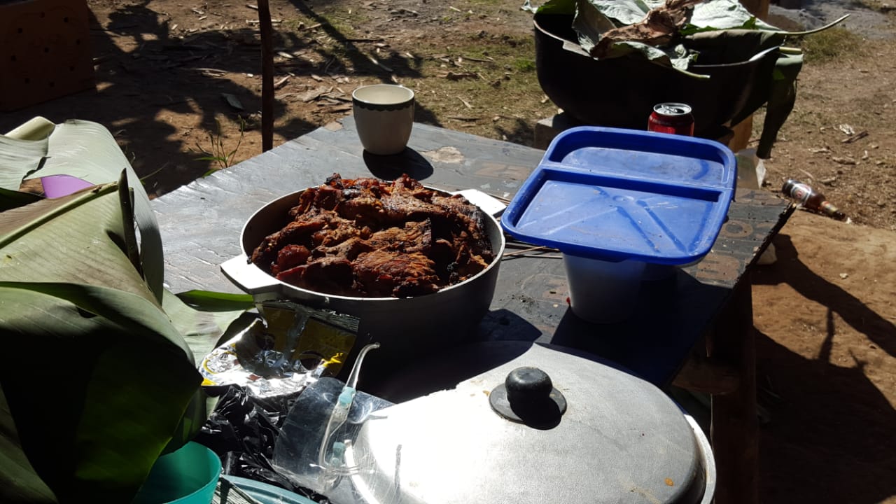 La actividad ilegal parecía unas patronales, con comida, licor y cajas de cerveza. Foto: Mayra Madrid