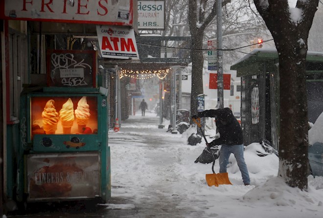 Un hombre quita nieve a lo largo de St. Mark's Place, durante una tormenta de nieve en Nueva York. Foto:EFE