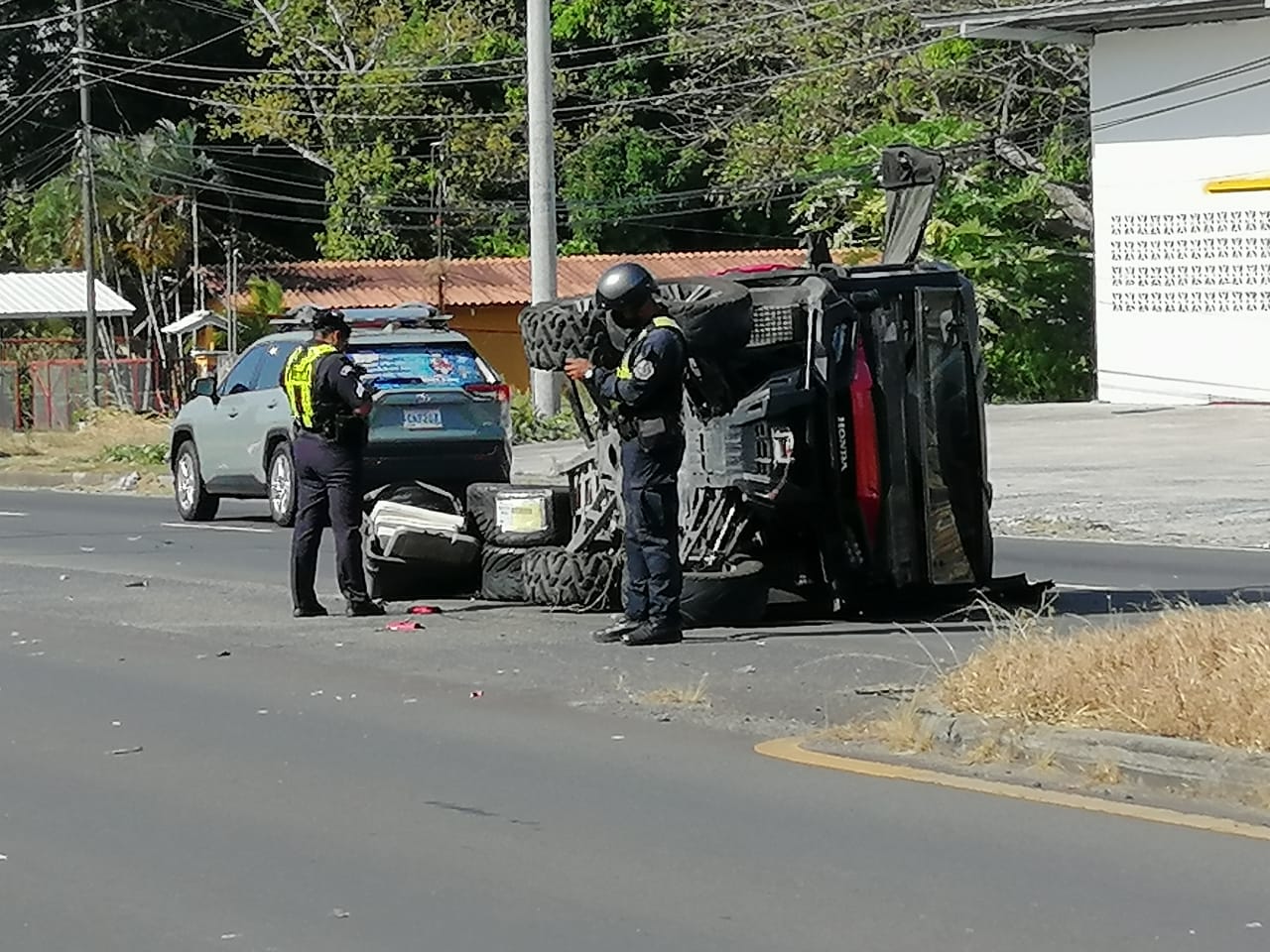 El vehículo pick up sufrió daños en la parte frontal. Foto: Eric A. Montenegro