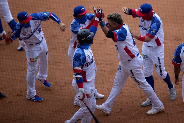 Jugadores dominicanos festejan. Foto: EFE