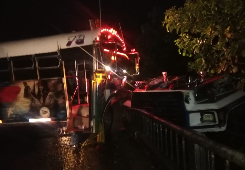 El autobús fue a dar contra el barandal del puente. Foto: Diómedes Sánchez