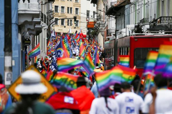 Simpatizantes acompañan al candidato a la Presidencia de Ecuador, Yaku Pérez.